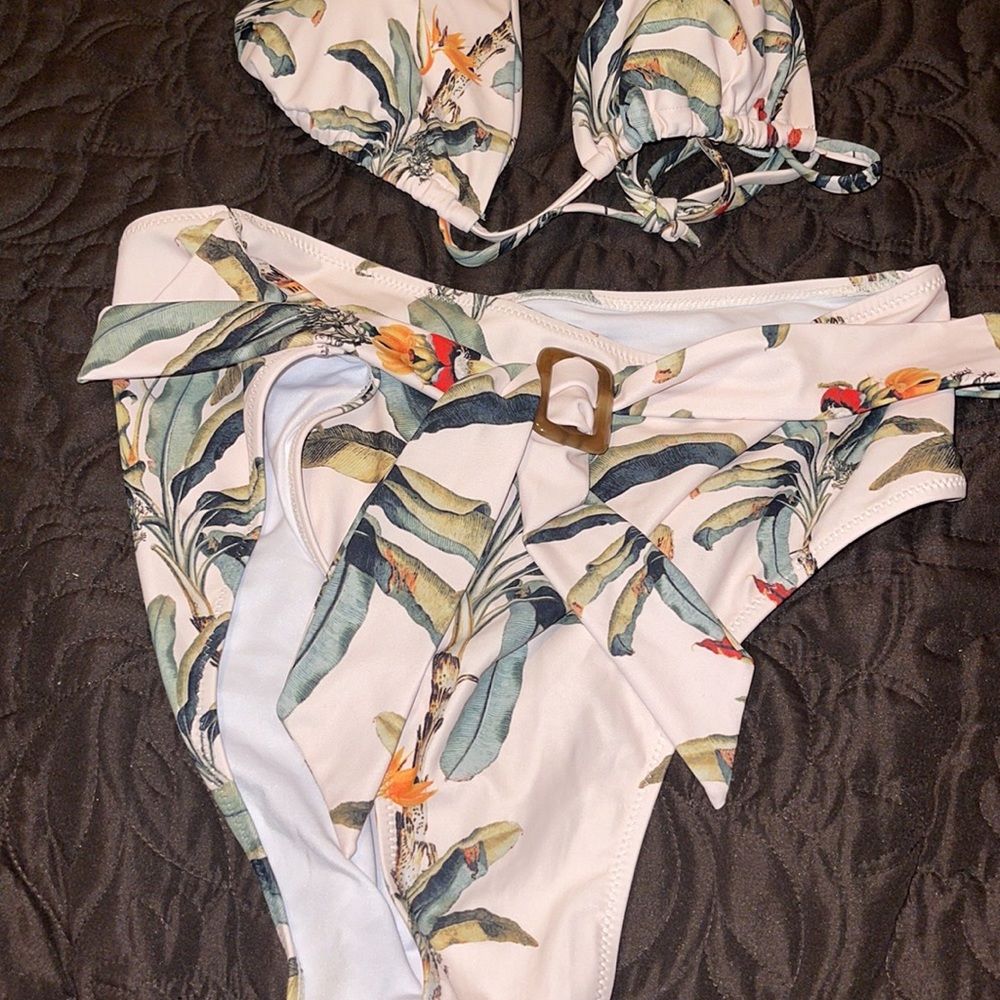 Tropical bikini - Picture 3 of 4